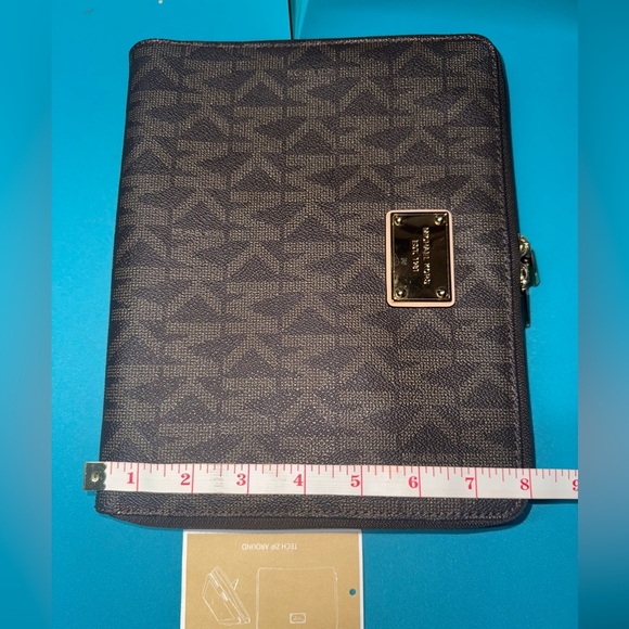 Michael Kors IPAD Cover w/ Zipper Compartment - Picture 16 of 16